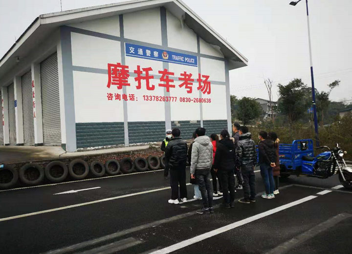 江陽區(qū)交管大隊長陳棋到易通駕校指導(dǎo)疫情防控及春運(yùn)安全工作