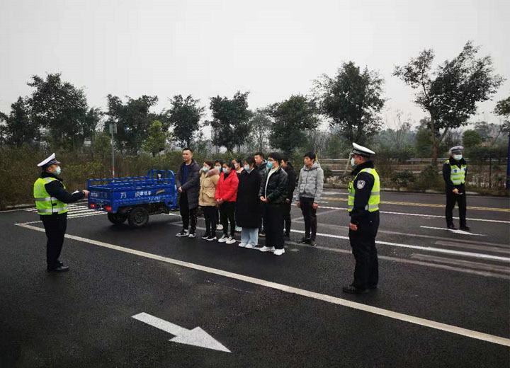 江陽區(qū)交管大隊長陳棋到易通駕校指導(dǎo)疫情防控及春運(yùn)安全工作